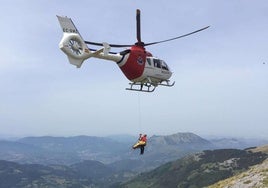 Un helicóptero de rescate ha acudido al lugar para socorrer al senderista.