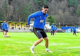 Nolaskoain calienta en el último entrenamiento de la semana en Atxabalpe.