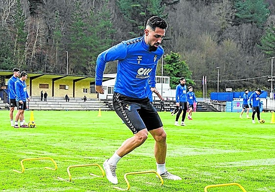 Nolaskoain calienta en el último entrenamiento de la semana en Atxabalpe.