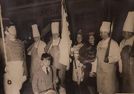 Izada del 20 de enero de 1965 de la tamborrada de Ondar Gain, con Manolo Múgica como Tambor Mayor y un joven Tasín Eceiza, actual Tambor Mayor de la Pena Anastasio Sénior, tocando el tambor.