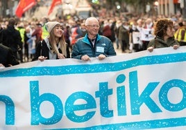 Los portavoces de Sare, Bego Atxa y Joseba Azkarraga, durante la manifestaciónd e ayer en Bilbao.