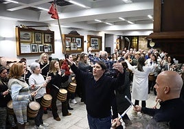 Gonzalo Aldanondo dirige ayer su primer ensayo como Tambor Mayor de Gaztelubide