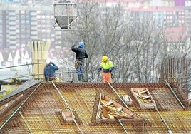 Trabajadores de la construcción en plena tarea.