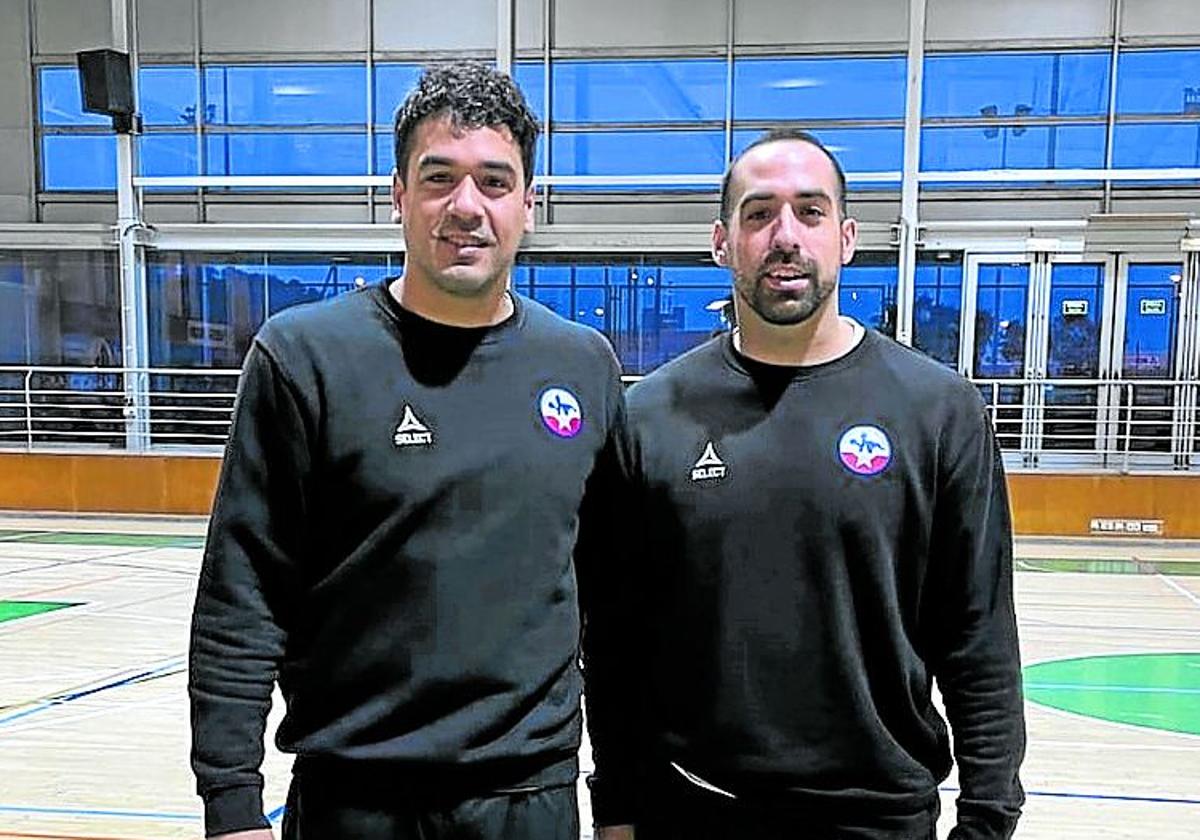 Rodrigo y Esteban Salinas, en un entrenamiento en Hondartza.