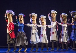 Personajes creados por Kresala para bailar durante la Izada de la bandera de San Sebastián en el tablado de la plaza de la Constitución.