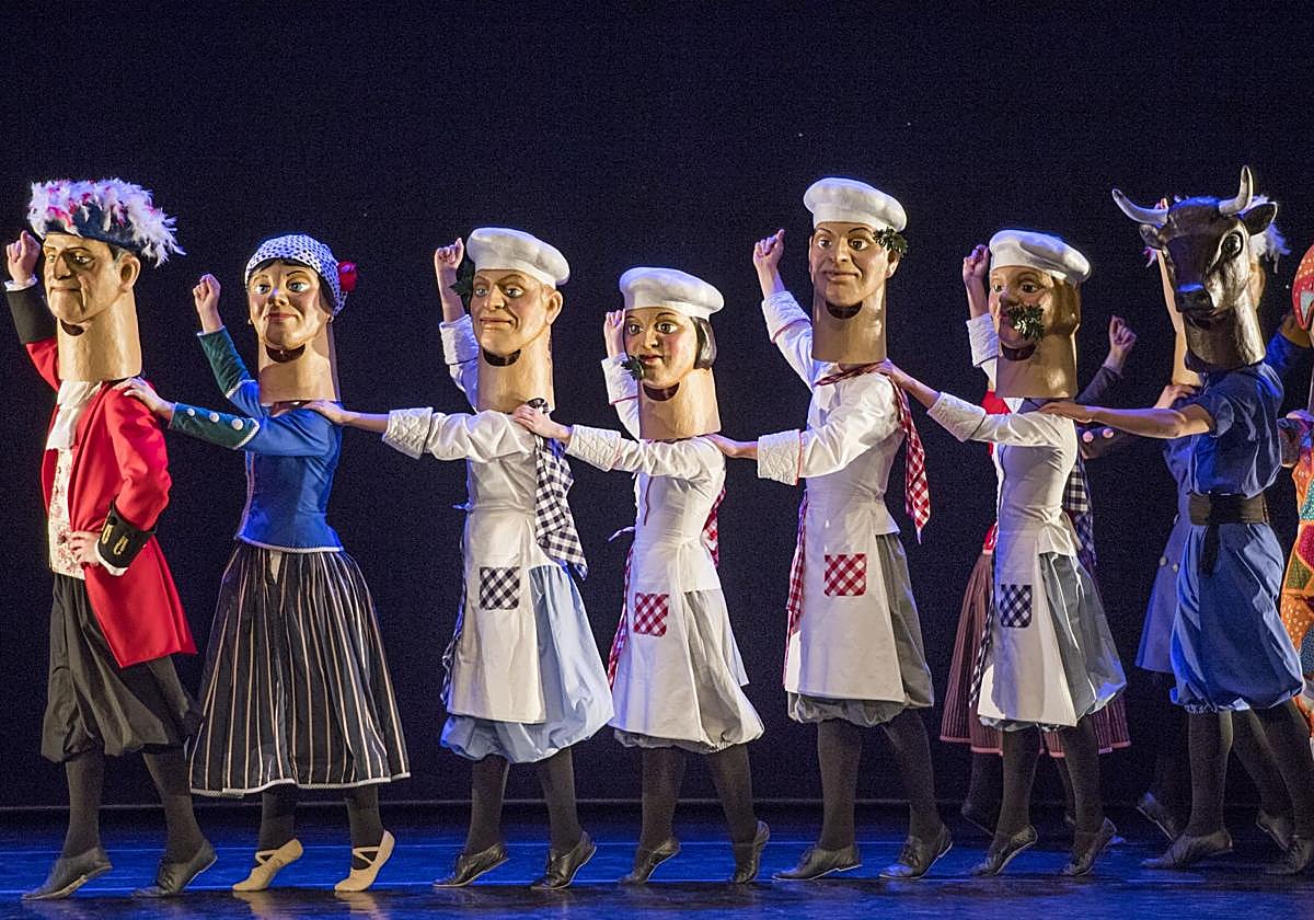 Personajes creados por Kresala para bailar durante la Izada de la bandera de San Sebastián en el tablado de la plaza de la Constitución.