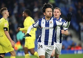 Take Kubo celebra su gol perseguido por Sergio Gómez.