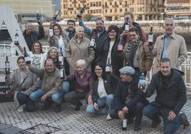 Los representantes de las bodegas de Rioja Alavesa posan frente al hotel María Cristina.