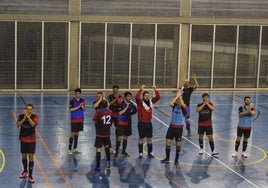 Los jugadores del Miren taberna OKE celebrando su victoria al finalizar el encuentro en Elorsoro.