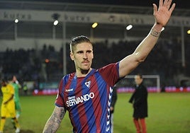 El futbolista Raúl Albentosa tras un partido con la SD Eibar durante su etapa en el conjunto guipuzcoano.