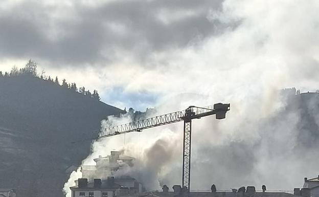 La densa columna de humo que ha originado el incendio.