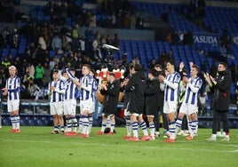 Los jugadores de la Real Sociedad aplauden a los aficionados que acudieron el lunes al Reale Arena para ver el duelo ante el Villarreal.