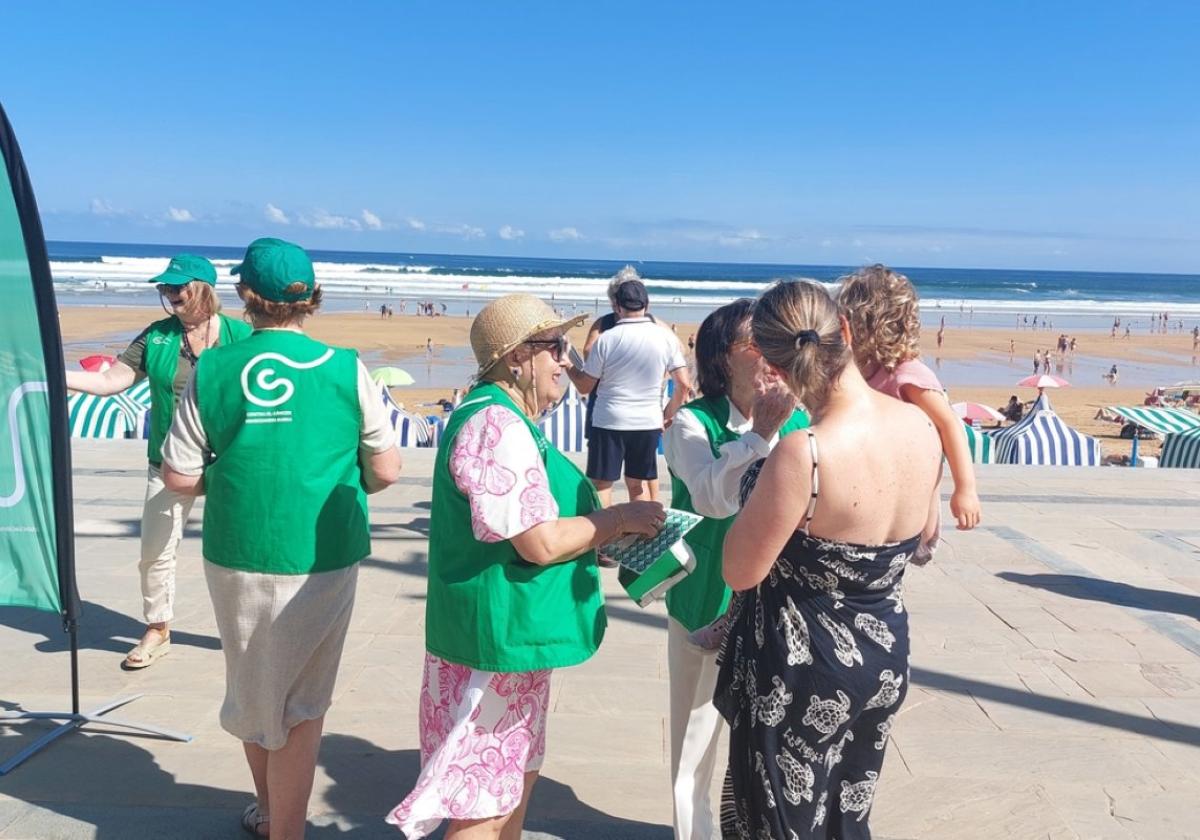 Varias voluntarias de la asociación en la colecta de este pasado verano en el malecón.