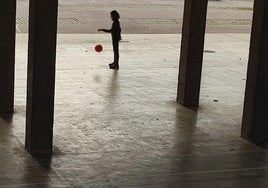 Una niña juega en el patio de un centro escolar del municipio.