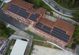 Recién estrenada instalación solar fotovoltaica de 99,82 kWp en el tejado del edificio más antiguo de Gainzuri.