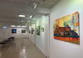 La exposición de pinturas de Koldo Arnanz permanecerá en la casa de cultura hasta el 31 de enero.