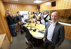Oscar Téllez con los compañeros de Radio San Sebastián.
