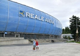 Los aledaños del Reale Arena antes de un partido de la Real