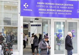 Varios pacientes hacen cola en el interior del ambulatorio de Amara Berri, en Donostia.