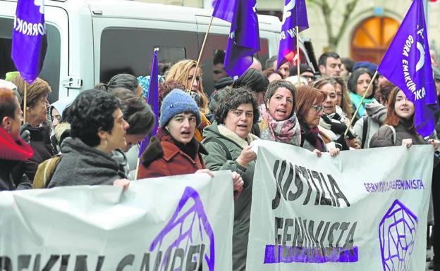 Concentración de protesta del grupo Gernikako Sare Feminista a la puerta del Palacio de Justicia.