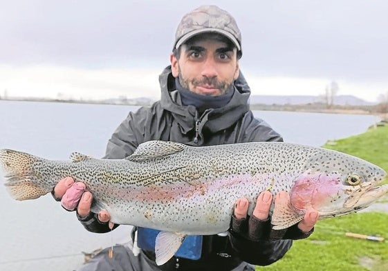 El andoaindarra Iñaki Muñoz con una de las truchas capturadas en el campeonato.