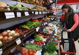 Una mujer realiza la compra en un supermercado.