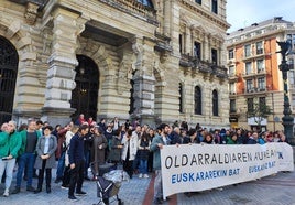 2024ko martxoaren 6an Bizkaiko Foru Aldundiaren aurrean egin zen elkarretaratzeko argazkia.