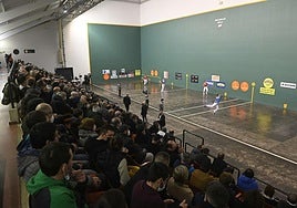 Panorámica del frontón Igarondo de Idiazabal en el festival de San Blas.