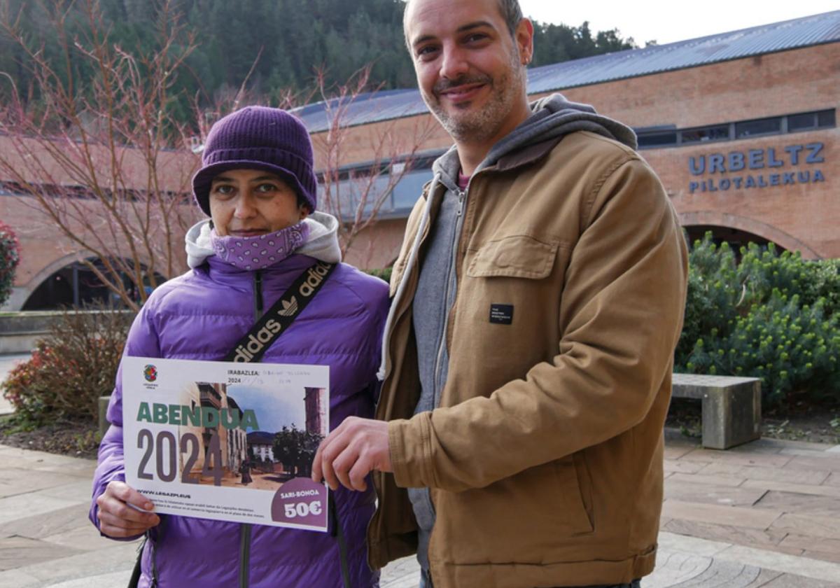 Mirian Delgado recibió su vale de manos del concejal Josu Galilea.