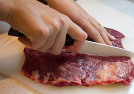 Dos cocineros desvelan los errores más comunes al cortar carne: «Hay que conocer la dirección de las fibras».