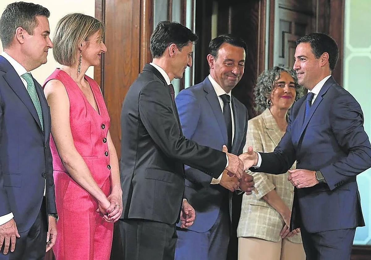 Pradales saluda al titular de Hacienda, Nöel d'Anjou, durante la toma de posesión de los consejeros en junio del año pasado.