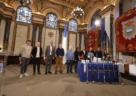 Eneko Goia y el concejal Jon Insausti, con los homenajeados en la Tamborrada, este jueves en el Ayuntamiento.