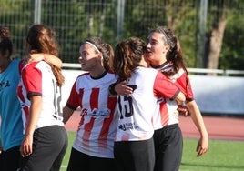 Las jugadoras del 'Haundi' celebran un gol en Mintxeta.