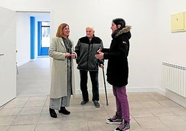 La alcaldesa, Cristina Laborda, y los miembros de la AVV Larreaundi Olaberria Roberto Iparraguirre y Estibaliz Hernández, visitaron ayer el nuevo local cedido por el consistorio a la asociación en Virgen Milagrosa, 3.