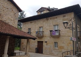 Vista de la fachada del edificio consistorial de Aretxabaleta.