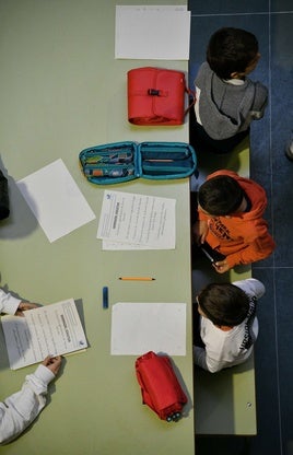 Dos alumnos, en plena clase en una escuela de Elgoibar.