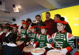 Acha, Arregi, Garaño, Goenaga y Berzosa, junto a los tambores de Santo Tomas Lizeoa.