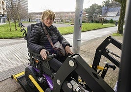 Josebe Amondarain se sube a su nueva furgoneta adaptada.