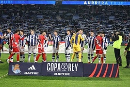 Los jugadores de la Real saludan a los del Rayo Vallecano antes del encuentro de octavos en Anoeta