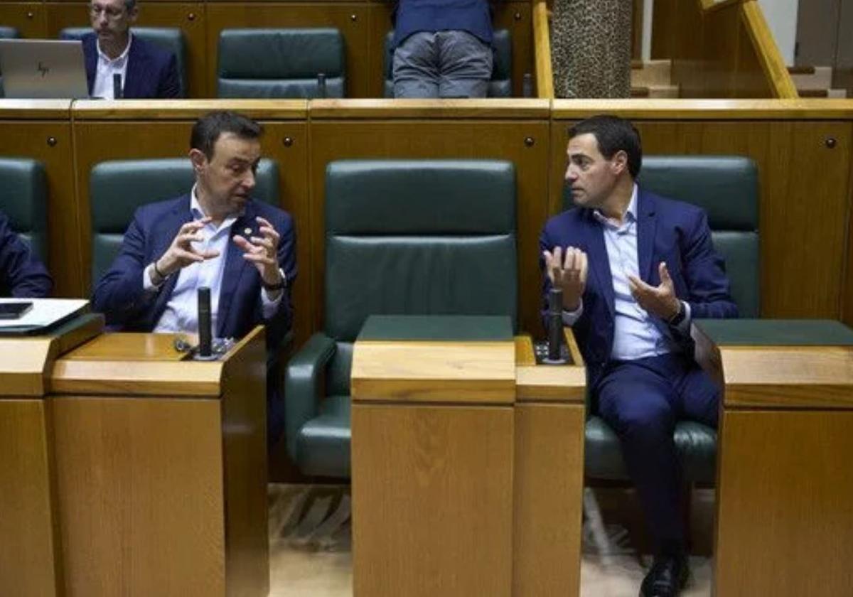 El lehendakari Imanol Pradales, con el vicelehendakari Mikel Torres en el Parlamento.