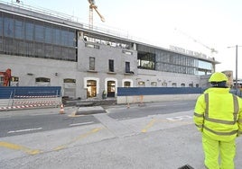 La entrada principal de la nueva estación de San Sebastián volverá a recibir pasajeros en los próximos días, aunque las obras se prolongarán hasta fin de año