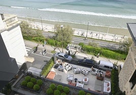 Terraza de un hotel frente a la playa de La Concha, en San Sebastián.