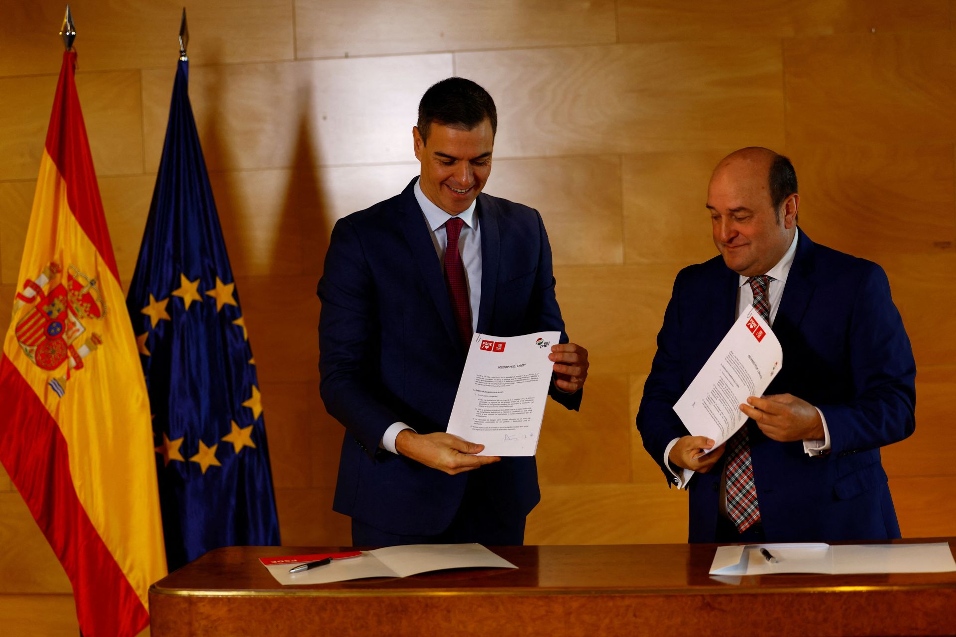 En la firma de acuerdo de investidura de Pedro Sánchez para evitar un Gobierno PP-Vox, tras las elecciones de julio de 2023