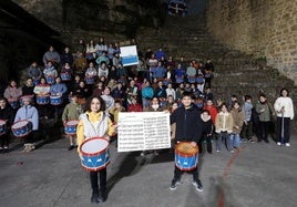 Algunos integrantes de la compañía de Orixe muestran orgullosos la partitura del himno de la ikastola, cuya versión adaptada a la tamborrada tocarán este lunes en la Infantil.