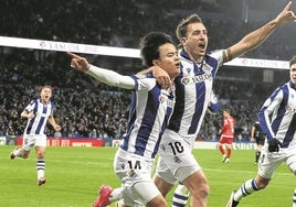 Kubo y Oyarzabal celebran el primer gol realista.