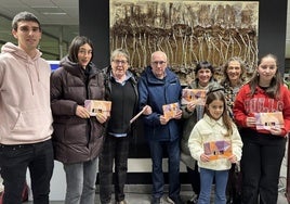 El concejal de cultura Arratibel con los premiados y con Asun Agiriano, responsablede la biblioteca.