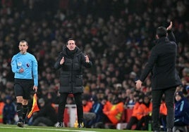 Emery y Arteta discuten en el transcurso del partido.