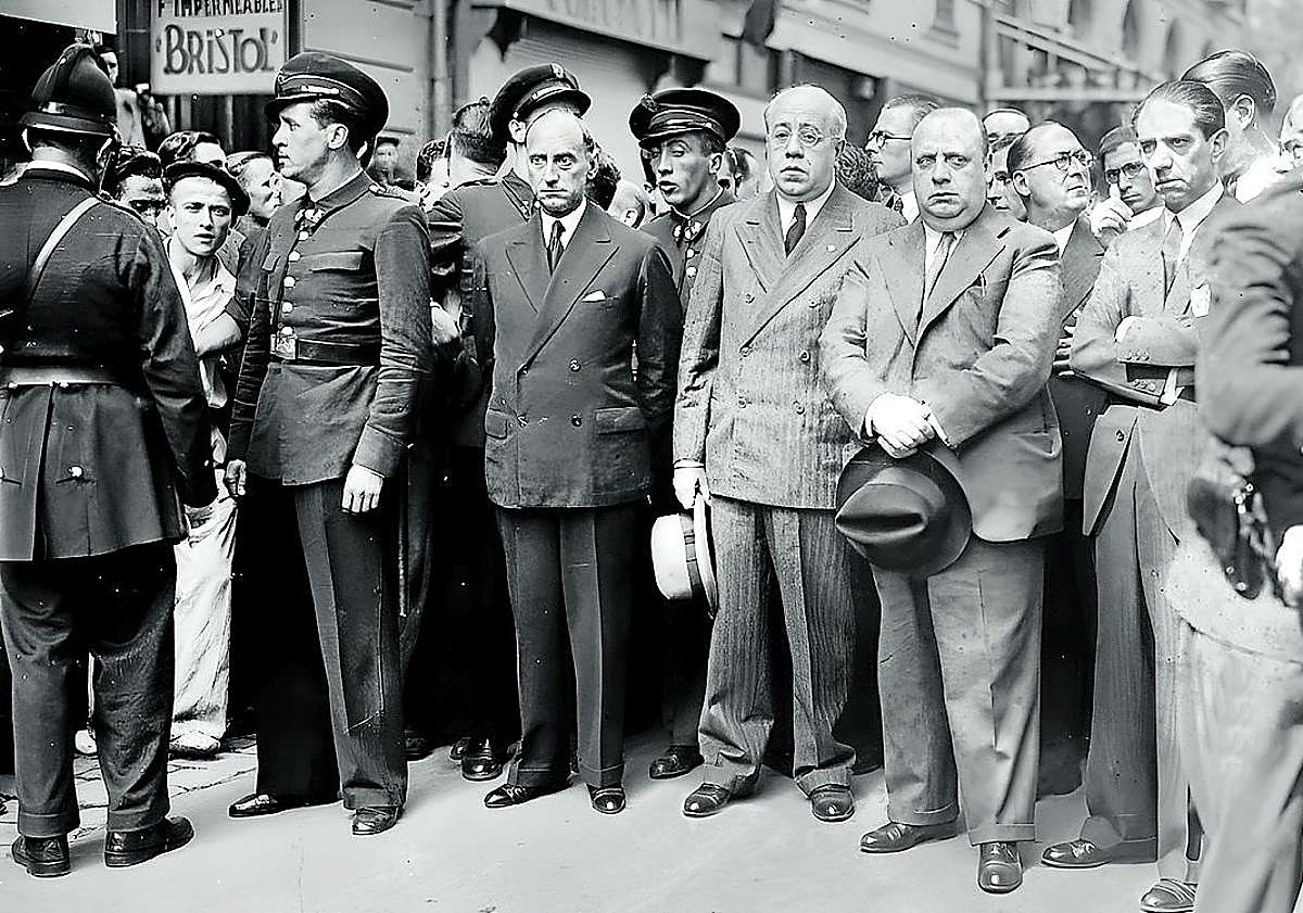 Imagen principal - Arriba, Manuel Azaña e Indalecio Prieto, en la calle Garibay, debajo de la sede republicana. Segunda foto de la Fachada del Hotel Ezcurra. Y por último, de izquierda a derecha: Daniel Strauss, Schmelling, Anny Ondra.. 