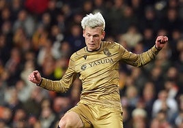 Orri Óskarsson golpea con el interior de su bota derecha en una ocasión que marra ante el portero che.