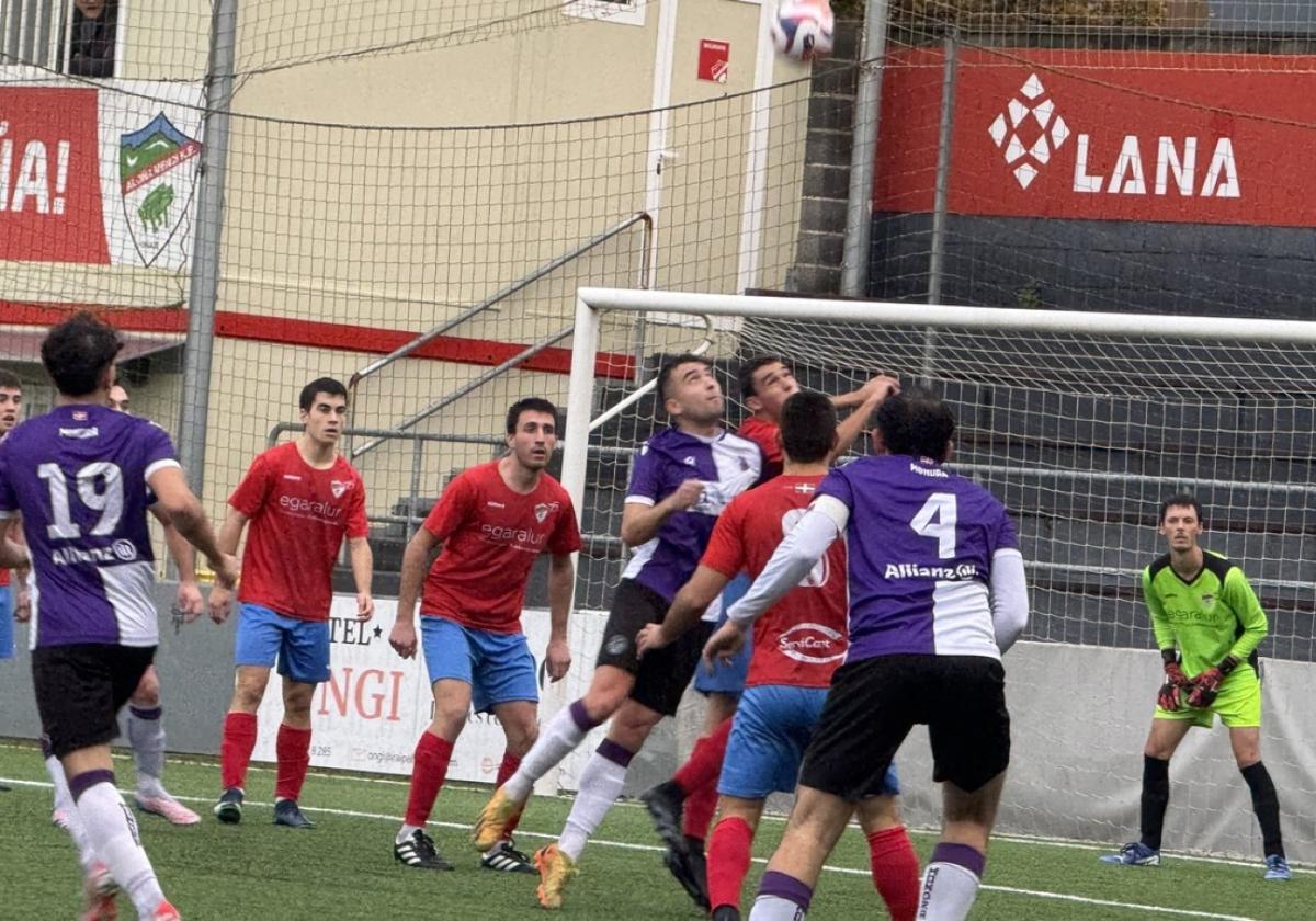 La retaguardia del Aloña en el derbi frente al Mondra .